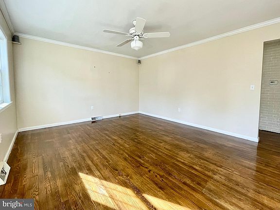 4th image of 19 Hickory Ln