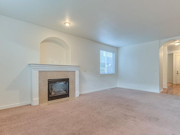 3rd image of 828 NE Locksley Dr