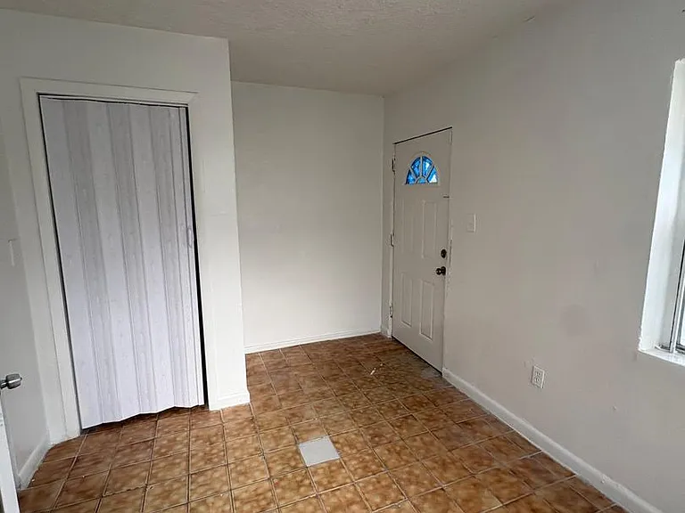 1816 NW 46th St — Photo 5