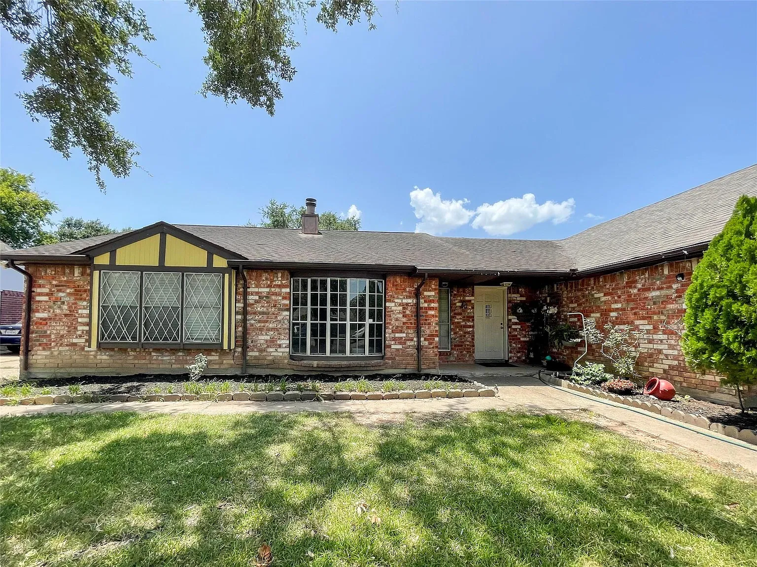 3 bed, 2.0 bath, 1296 sqft, $1,685 — Photo 1
