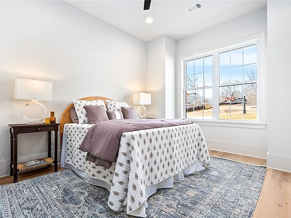 5th image of 810 Summerlin Cir