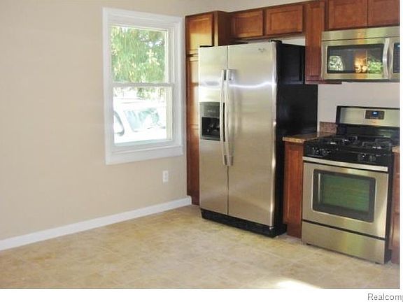 5th image of 2665 Bender Ave