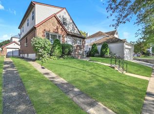 8259 258th St, Glen Oaks, NY 11004