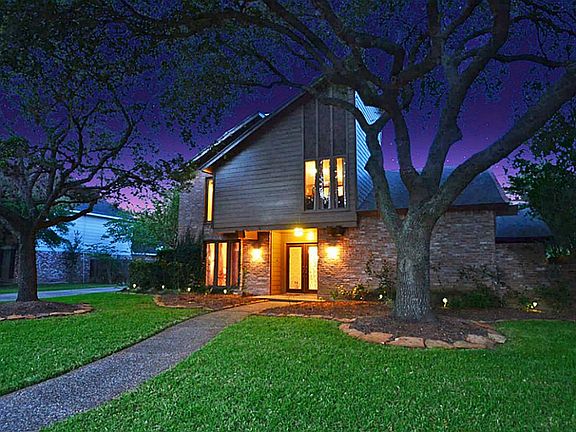 Exceptional 4 bedroom,2.5 bath home in Quail Valley.