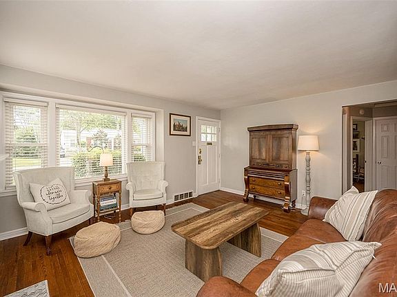 5th image of 581 Meadowridge Dr