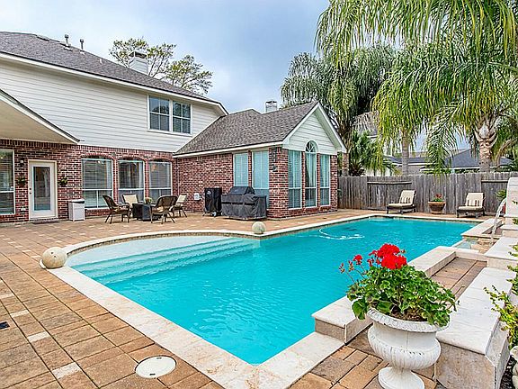 Gorgeous swimming pool and entertaining area.