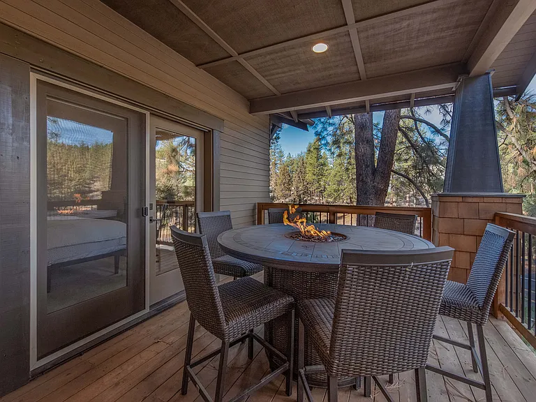2340 NW Bens Ct — Photo 3