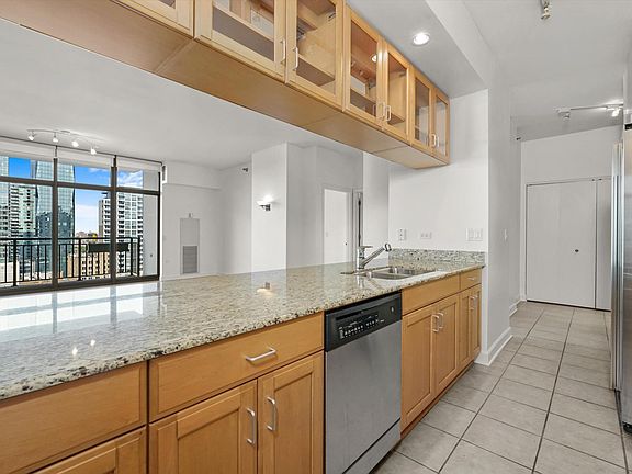 4th image of 1335 S Prairie Ave Unit 1408