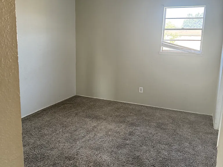 1000 Stuart Dr — Photo 8