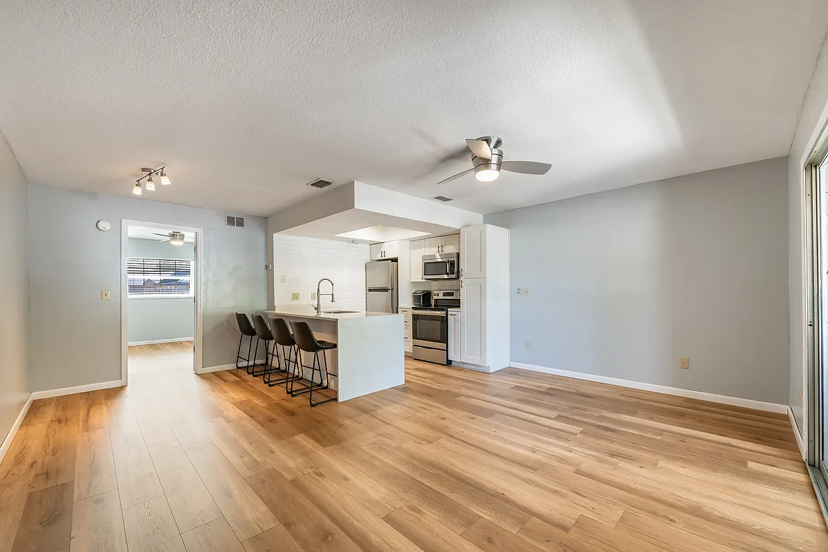 Building Photo - 3804 N Oak Dr #X72