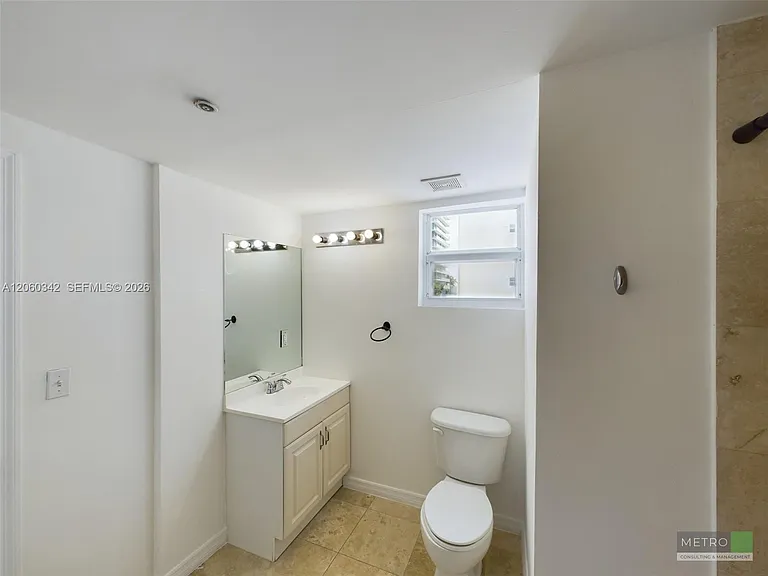 425 NE 30th St #202 — Photo 10