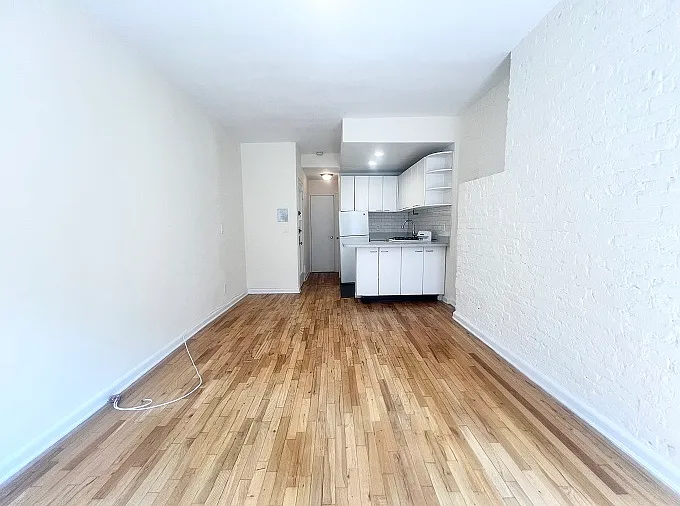325 E 54th St #1B — Photo 3