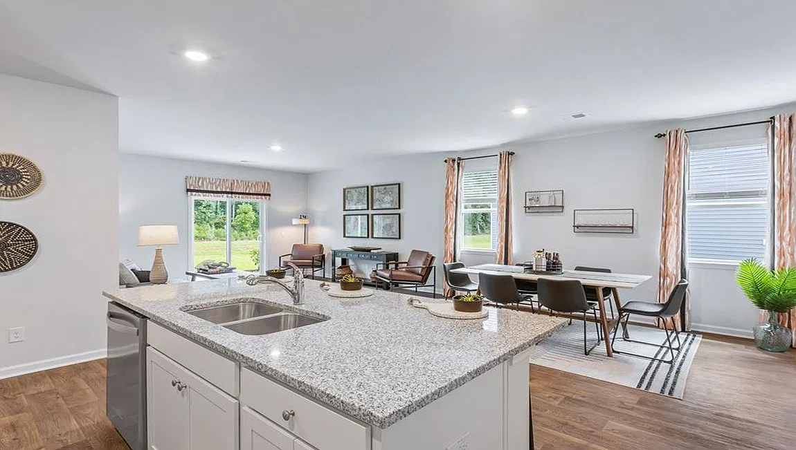 5 bed, 2394 sqft, $2,990 — Photo 3
