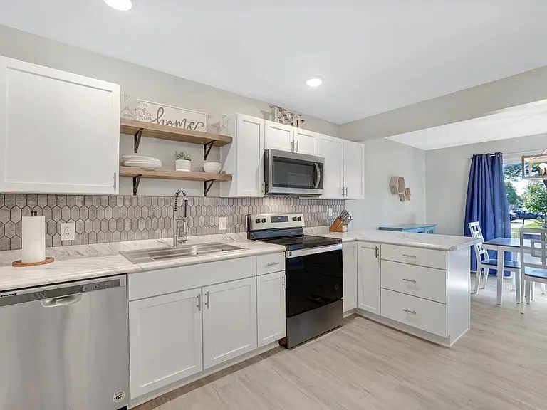 1115 Laura Dr — Photo 2