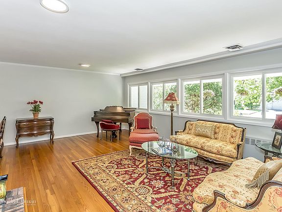 3rd image of 11 Tanglewood Ln