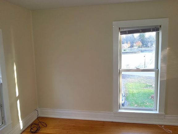 5th image of 23 Charlotte St #3