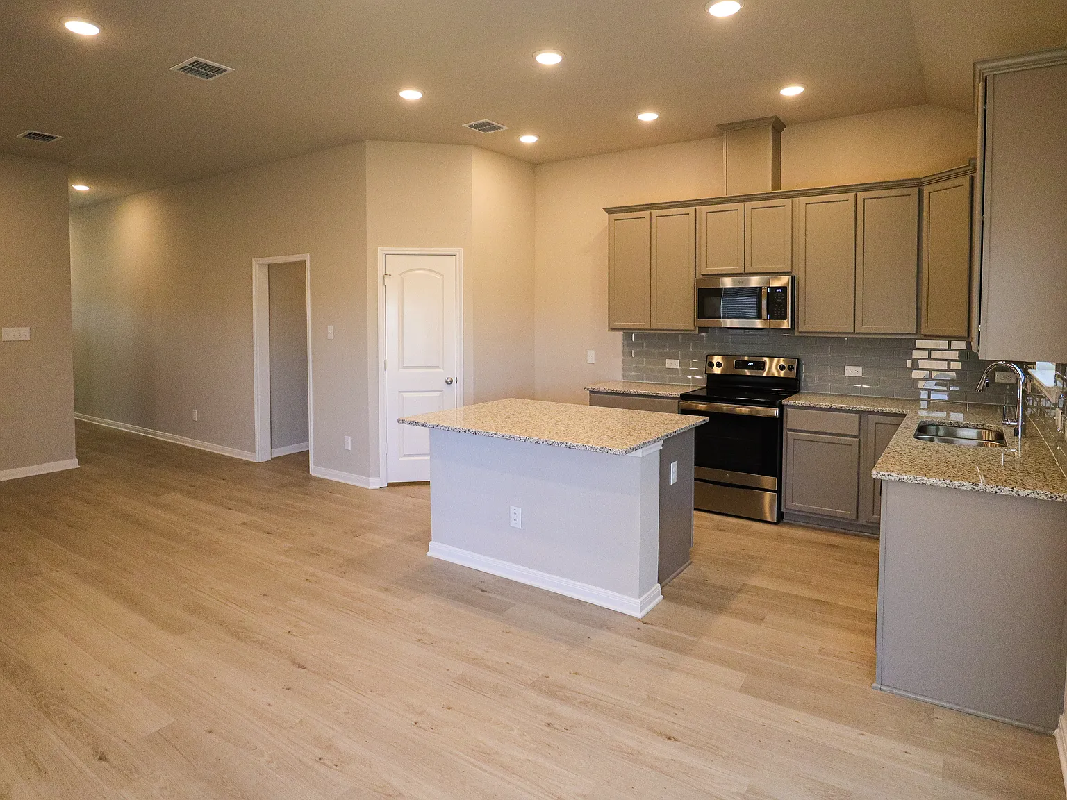 3 bed, 1513 sqft, $2,200 — Photo 3