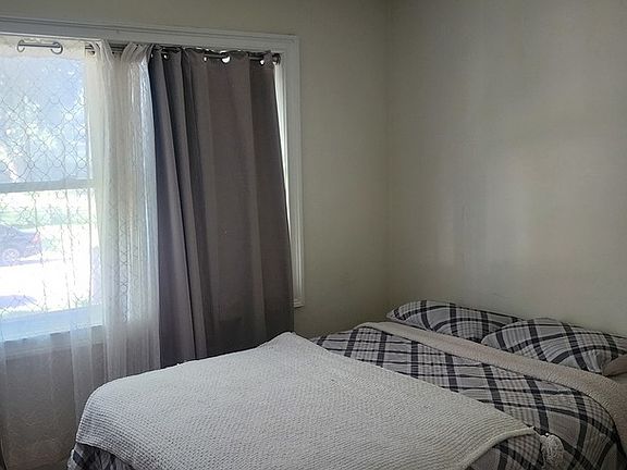 3rd image of 420 Robinhood Dr