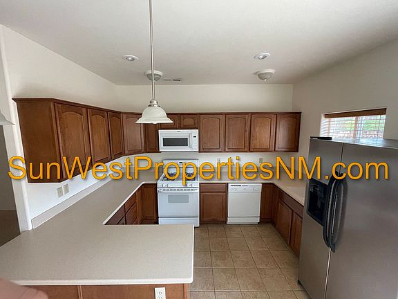 4th image of 553 E Zia St
