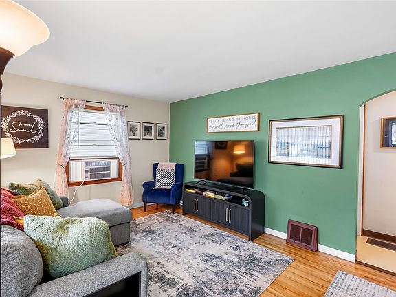 2nd image of 3708 Oakwood St