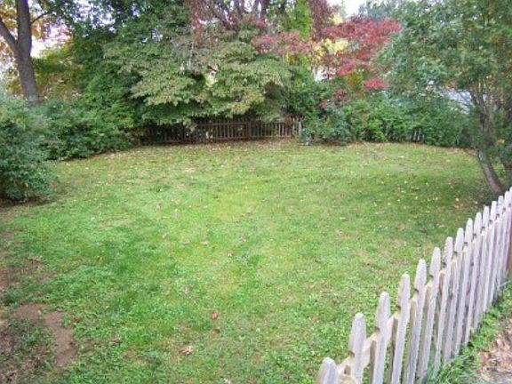 5th image of 301 Parkwood Dr