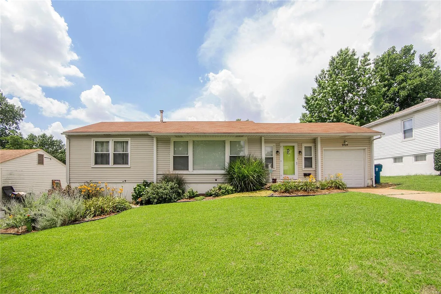 9525 Radio Dr photo 1