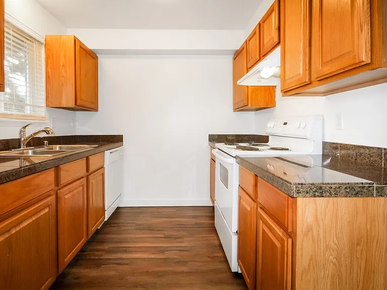 Lakeside Apartments — Photo 14