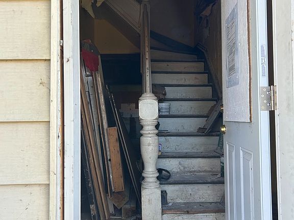 4th image of 469 Robert St