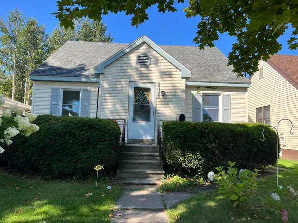 1004 Kimball St, Sault Sainte Marie, MI 49783