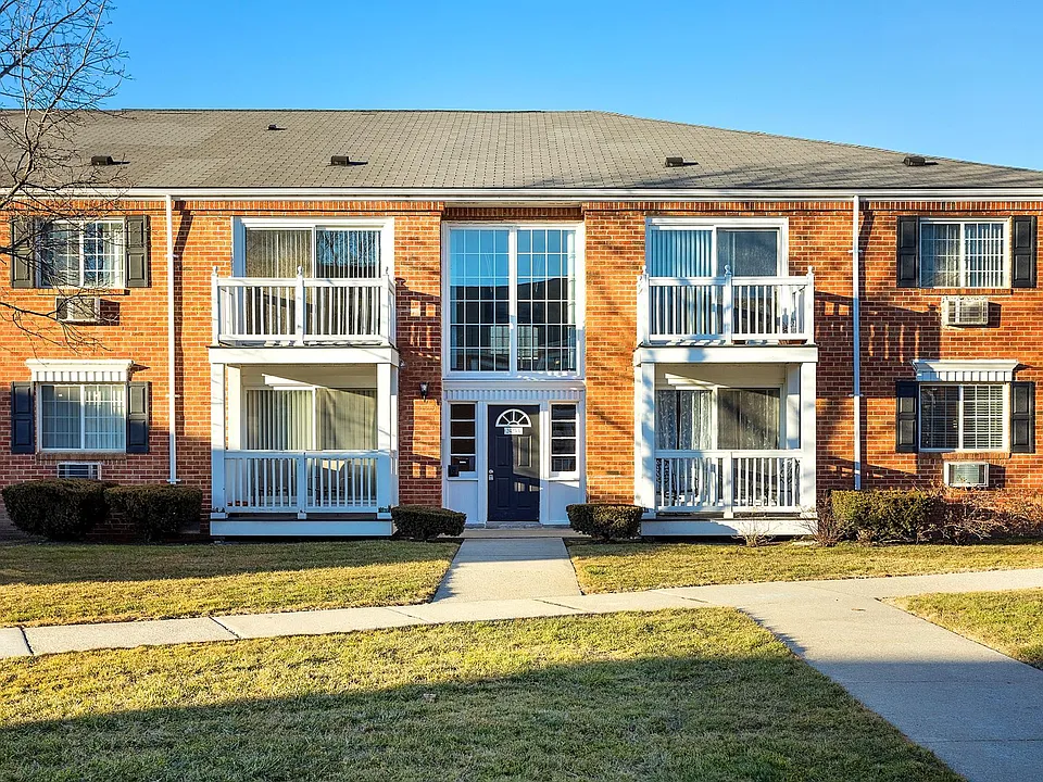 2425 Torquay Ave #204