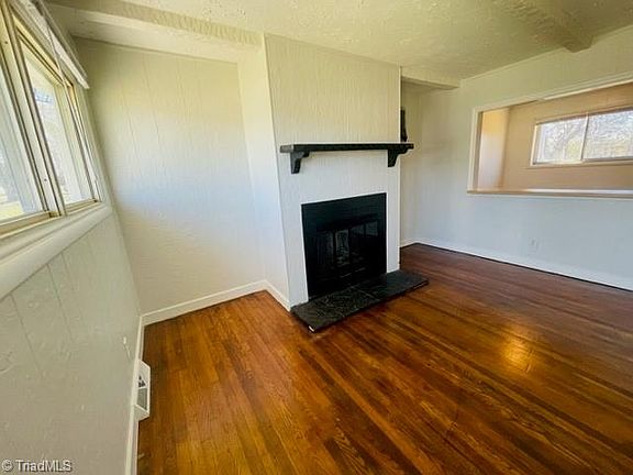 3rd image of 1409 Cypress St