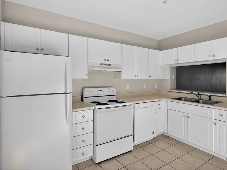 340 E Ashley St — Photo 6