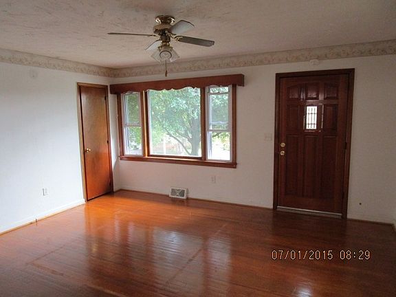 4th image of 82 Orchard View Dr