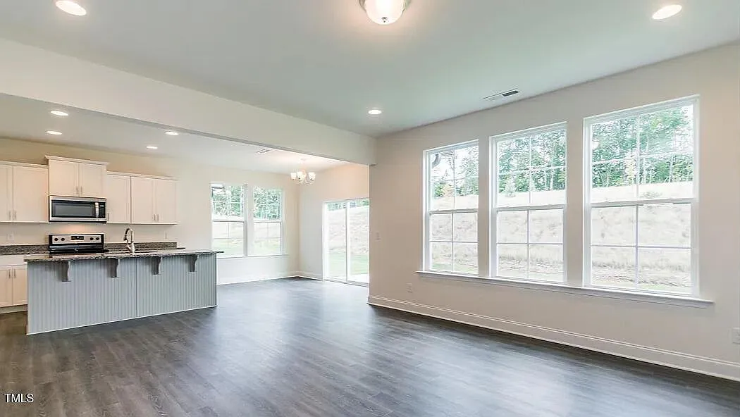 3 bed, 2.5 bath, 2082 sqft, $2,050 — Photo 2