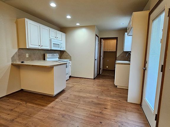 5th image of 1404 SW 25th St