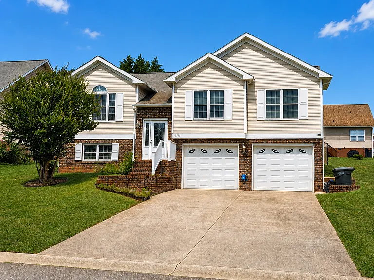 1515 Mayfair Dr — Photo 1
