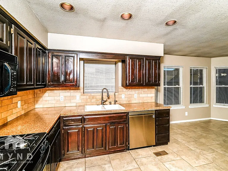 4417 W Toledo St — Photo 10