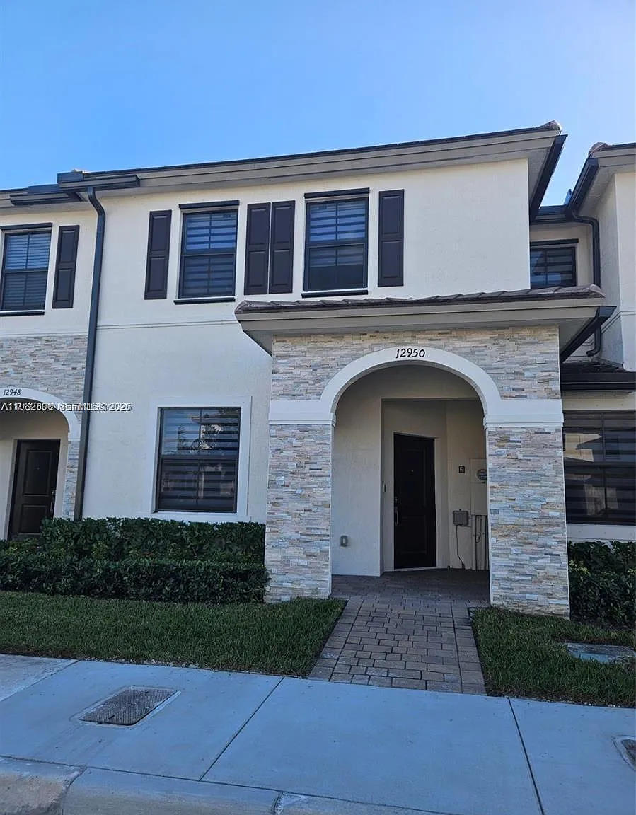 3 bed, 2.5 bath, $2,500 — Photo 1