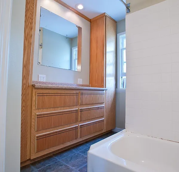 8/1-$1745 3 BR with Laundry, Upper Flat Close to Lakefront and UWM - 2431 N Farwell — Photo 15