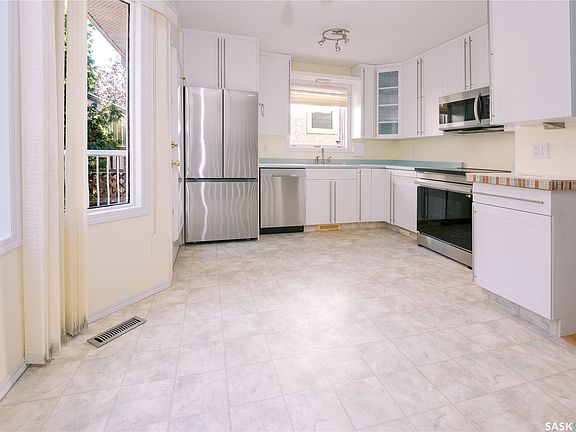 3rd image of 939 Haslam Crescent