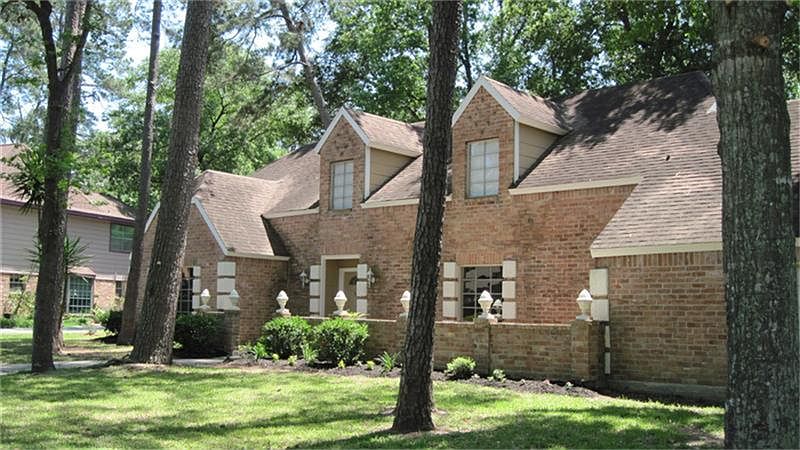 This is an outstanding Estate home with impressive curb appeal on a substantial lot. New HardiBoard 