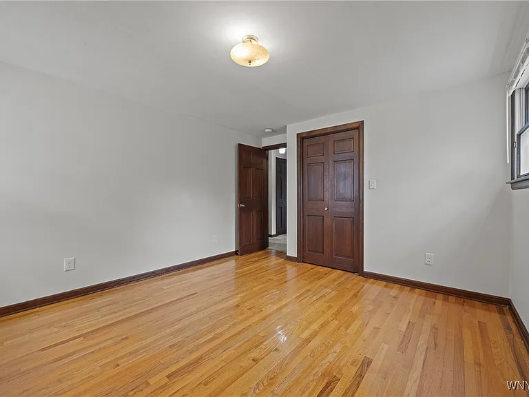 80 Capen Blvd — Photo 28