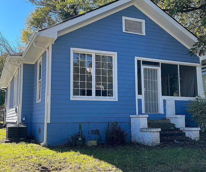 Single level, Corner lot, Screened in Front Porch