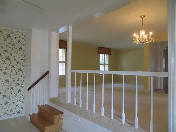3rd image of 419 Hampton Dr