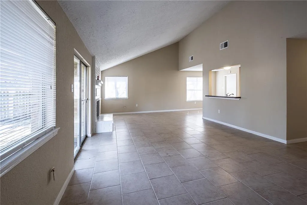 20010 Fort Dodge - Ask About Our No Security Deposit Option! — Photo 3