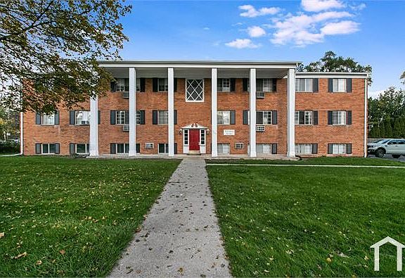 2nd image of 3225 Holiday Dr Unit 3