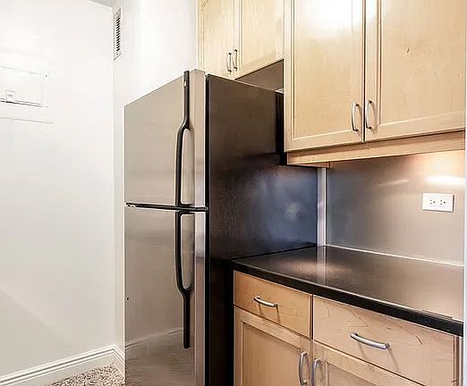 5th image of 206 E 87th St #26