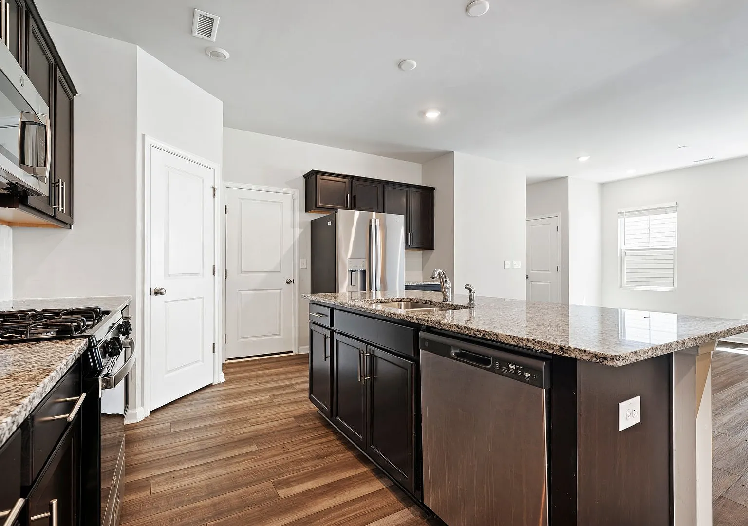 Beautiful 4-Bedroom Home Near Downtown Durham & RTP - **Internet Included — Photo 3