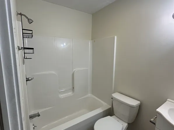 59 Chestnut St #2F, Chicopee, MA 01013