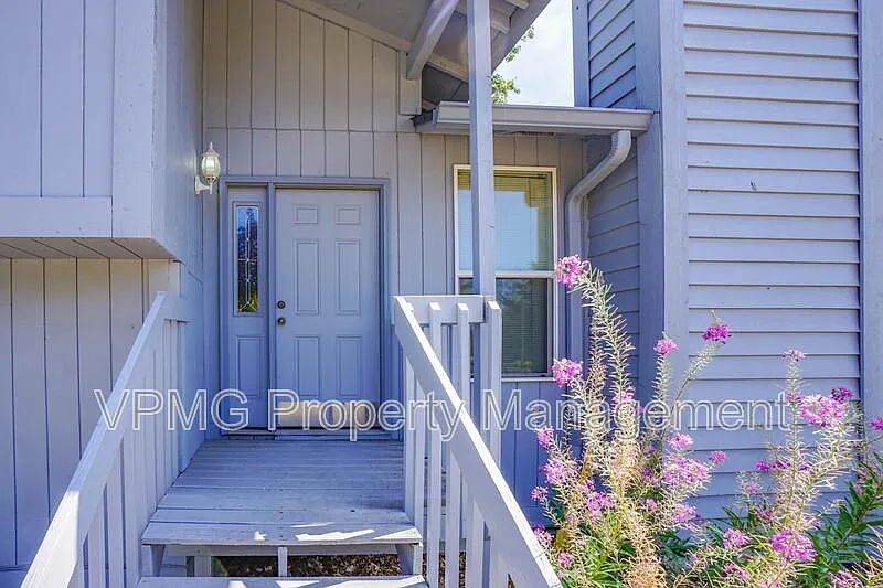 4 bed, 2.5 bath, 2038 sqft, $3,000 — Photo 4